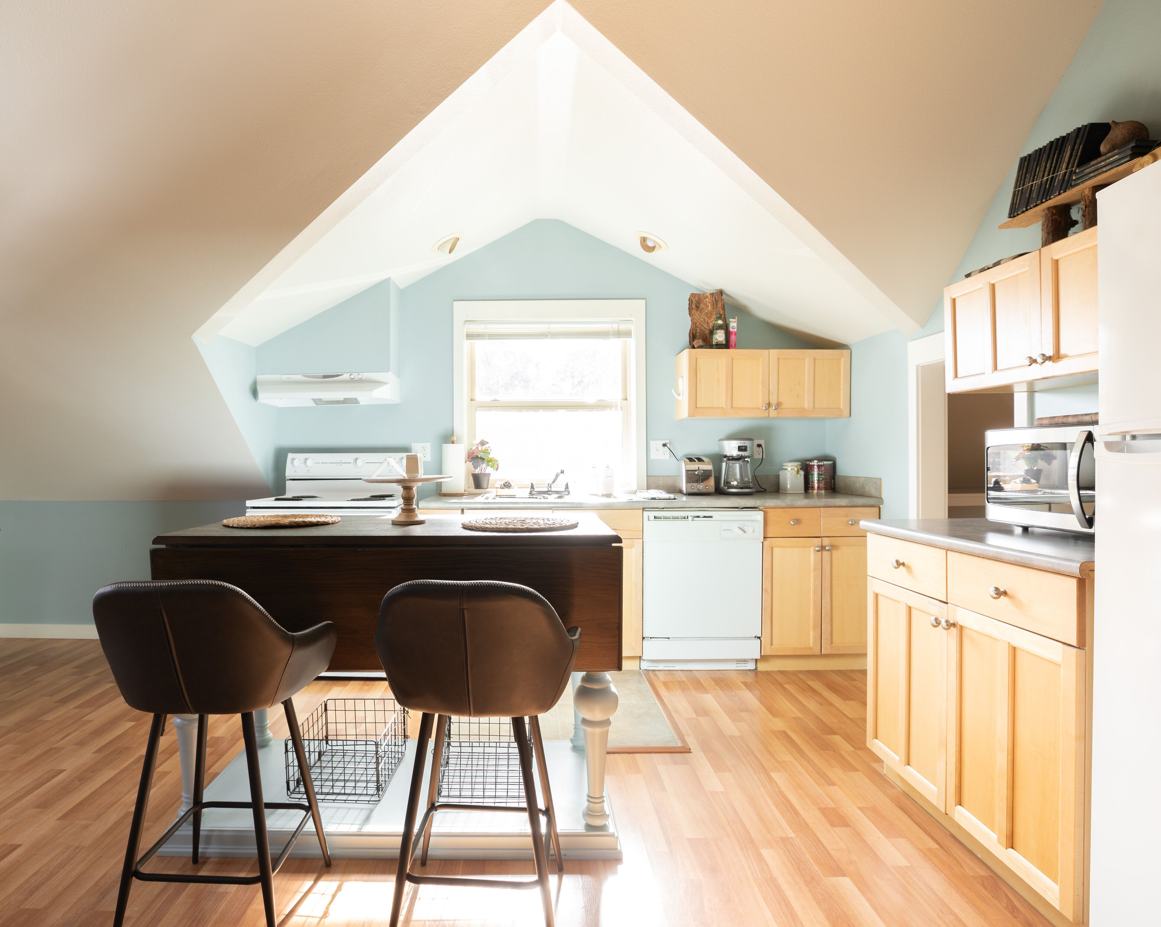 Cozy Studio along Century, Dog Friendly - Walk to Everything!