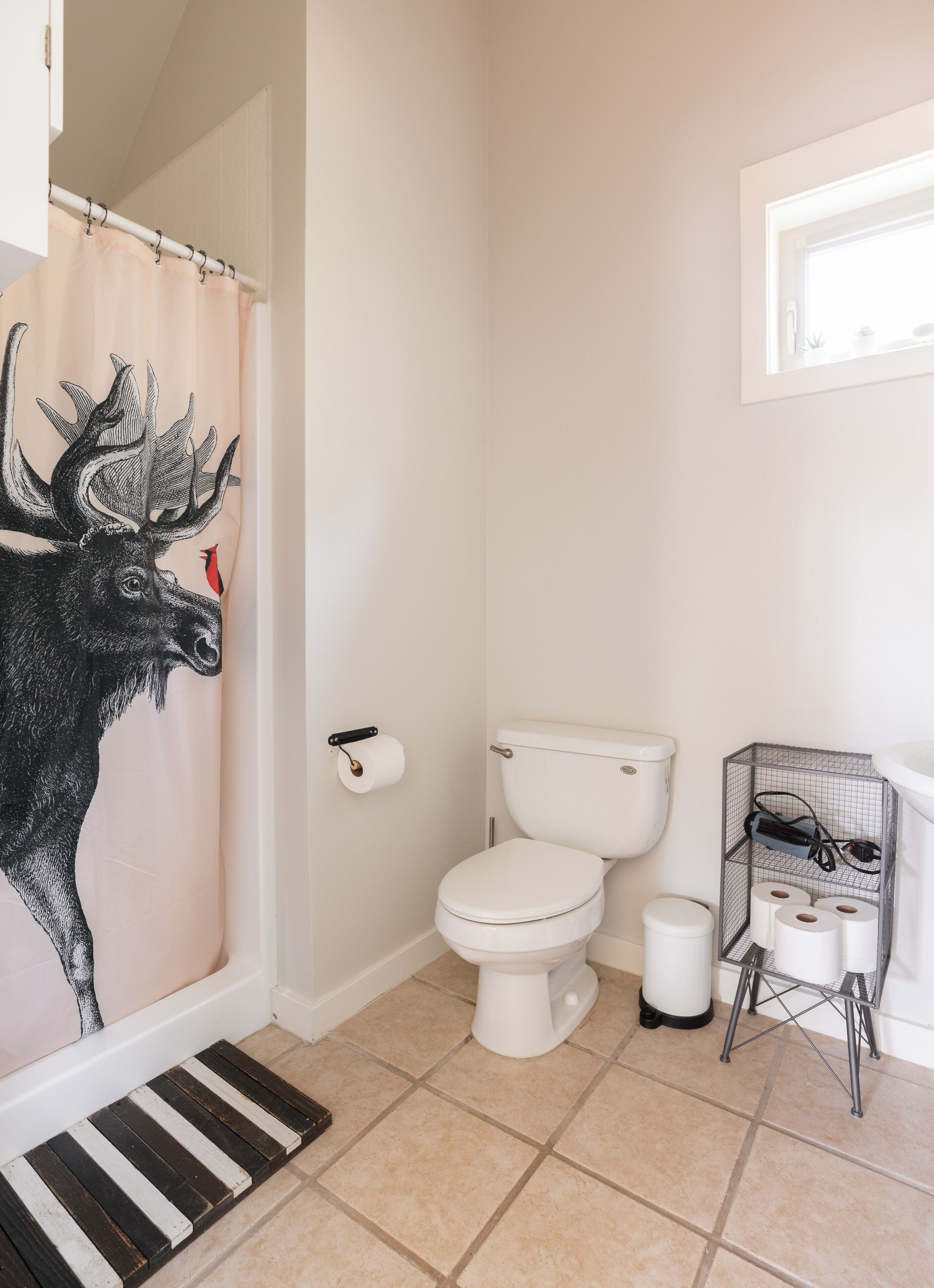 Cozy Studio along Century, Dog Friendly - Walk to Everything!