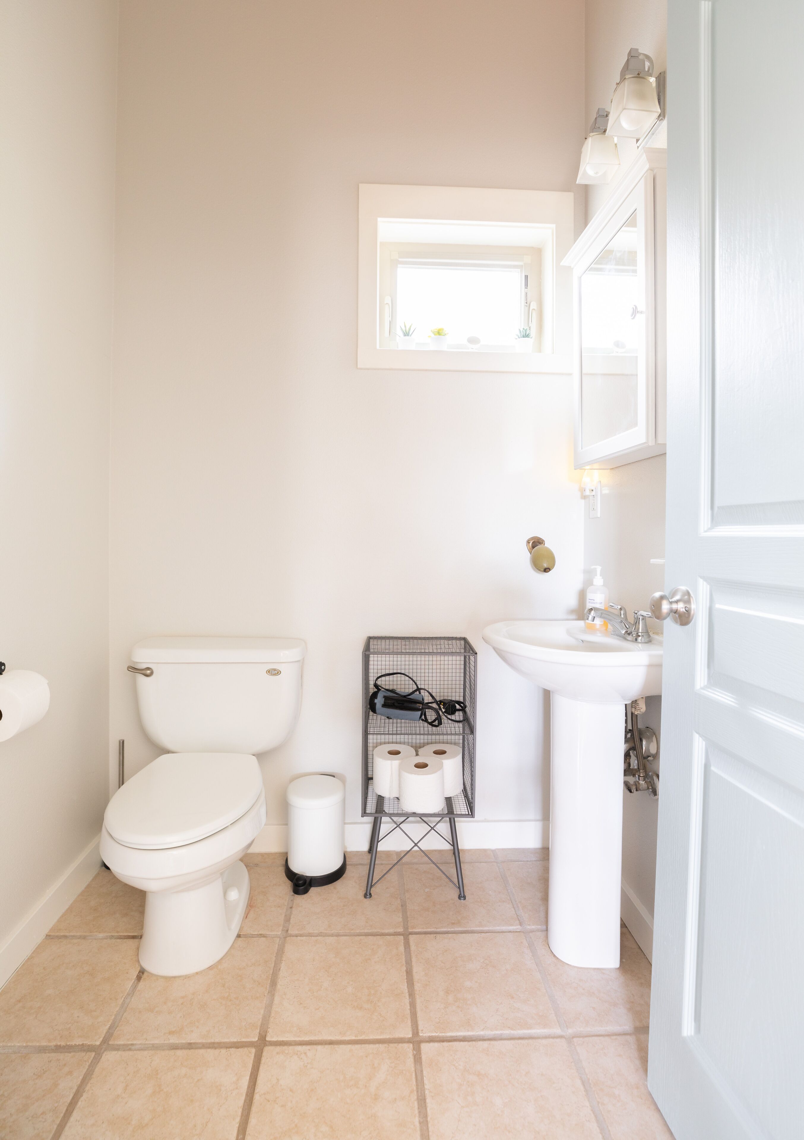 Cozy Studio along Century, Dog Friendly - Walk to Everything!