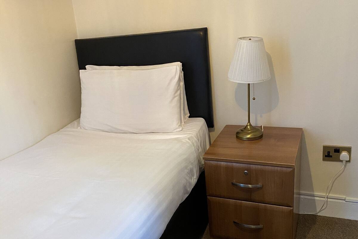 Singola Deluxe | Biancheria da letto di alta qualità, ferro/asse da stiro, Wi-Fi gratuito