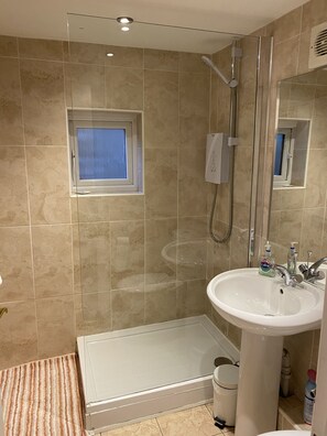 Singola Basic | Bagno | Doccia, set di cortesia gratuito, asciugacapelli, asciugamani