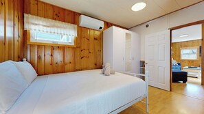 2 bedrooms, iron/ironing board, free WiFi, bed sheets - Niblet Cottage by Bayley Vacation Rentals (Scarborough)