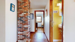 Secadora de cabello, toallas, papel de baño 