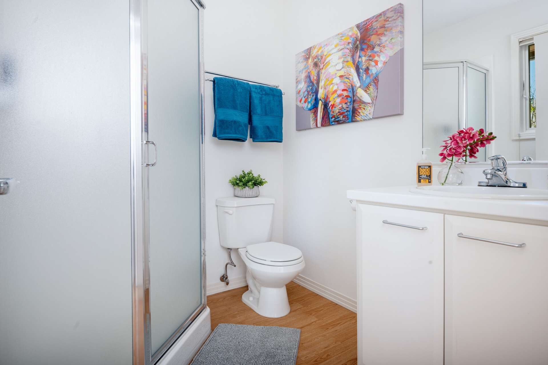 Couples Getaway! Walk to Rivers & Parks ~ Kitchenette ~ Private & Quiet Detached Studio ~ Large Deck