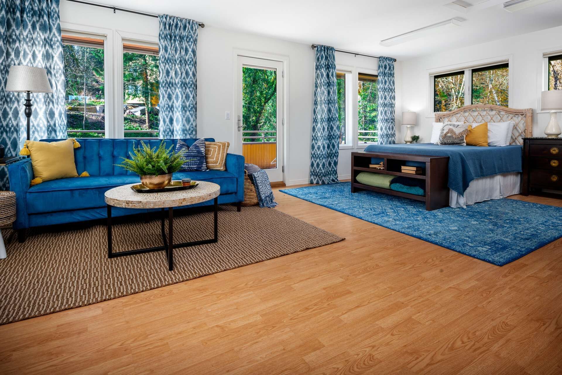 Couples Getaway! Walk to Rivers & Parks ~ Kitchenette ~ Private & Quiet Detached Studio ~ Large Deck