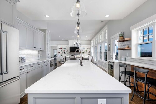 360 Degree Vineyard Views, Four Master Suites, Free Wine Tastings for Group, Ping Pong, Fire-Pit
