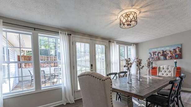 A dining area with a large table, chairs, and a chandelier. - 4BR Ranch • 1 Mile to Downtown Cartersville (Cartersville)
