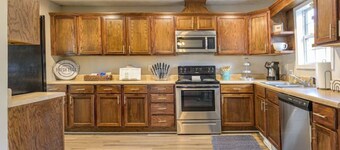 4BR Ranch Style Home A Mile From Historic Downtown