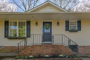 Exterior detail - 4BR Ranch • 1 Mile to Downtown Cartersville (Cartersville)