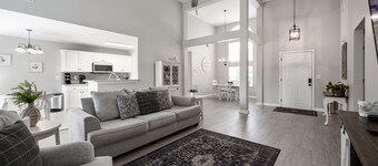 Downtown Charm: Pet-Friendly 3BR Bright Open House
