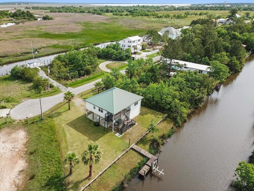 Peaceful Waterfront Summer Escape! Sunshine, King Suite, Private Dock