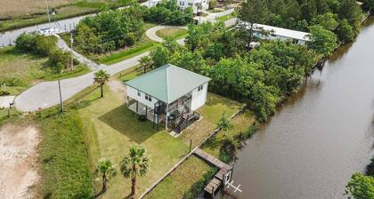 Peaceful Waterfront Summer Escape! Sunshine, King Suite, Private Dock