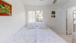 2 chambres, coffre-fort, bureau, fer et planche à repasser