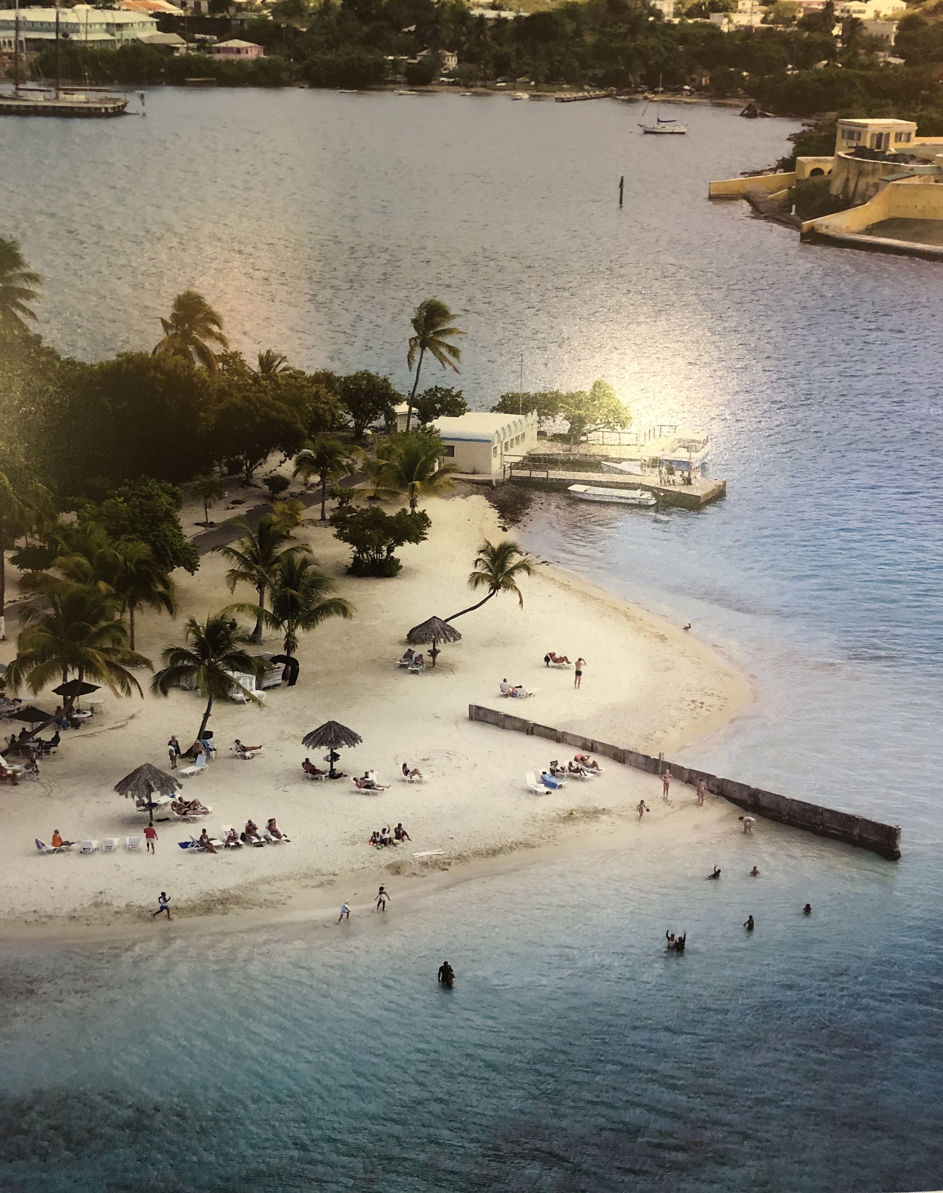 Ubicación a pie de playa, tumbonas, sombrillas y toallas de playa