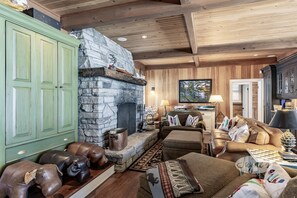 TV, peis, fotballspill og stereoanlegg