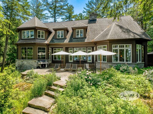 Modern 5 bdrm, 5 bath cottage on Lake Rosseau!
