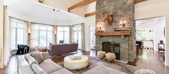 Modern 5 bdrm, 5 bath cottage on Lake Rosseau!