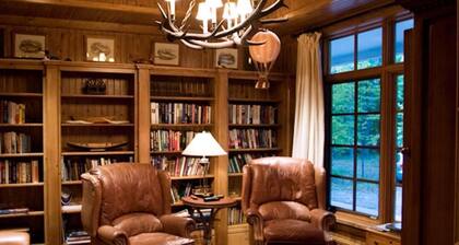 Custom Built 5 brdm, 4 bath on Lake of Bays! Sandy Beach! Boathouse! SW Exposure