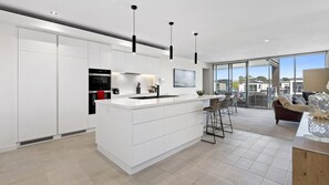 ثلاجة، ميكروويف، فرن، غسالة أطباق