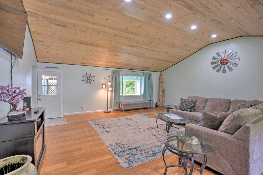 Bungalow w/ Wraparound Deck - 8 Mi to Brookings