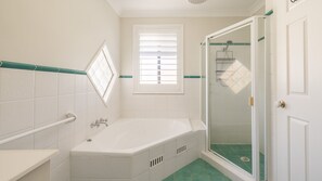 Bathtub - 1/94 Rocky Point Rd - Duplex with Aircon, Foxtel and Short Walk To The Sports Club (Fingal Bay)