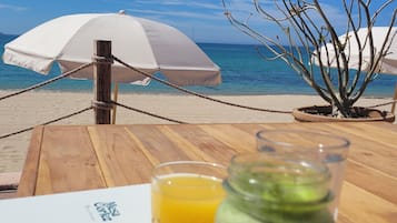 Una playa cerca, traslado desde/hacia la playa, 2 bares en la playa