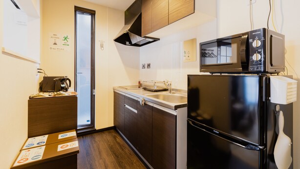 A compact kitchen with a refrigerator, microwave, and sink. - Furinkazan Katsuyamajuku (Fujikawaguchiko)