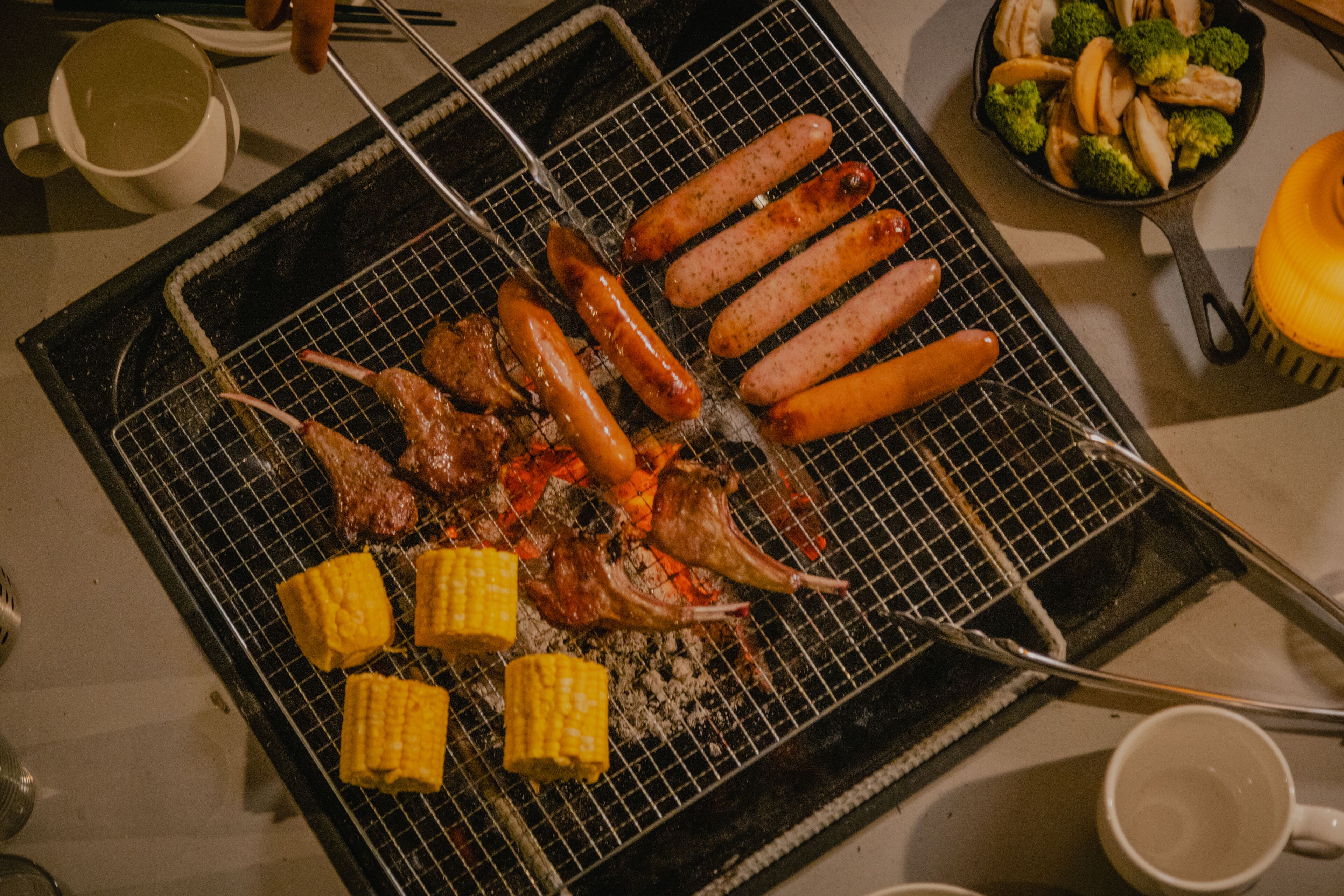 Uma churrasqueira com diversos tipos de carne e legumes.