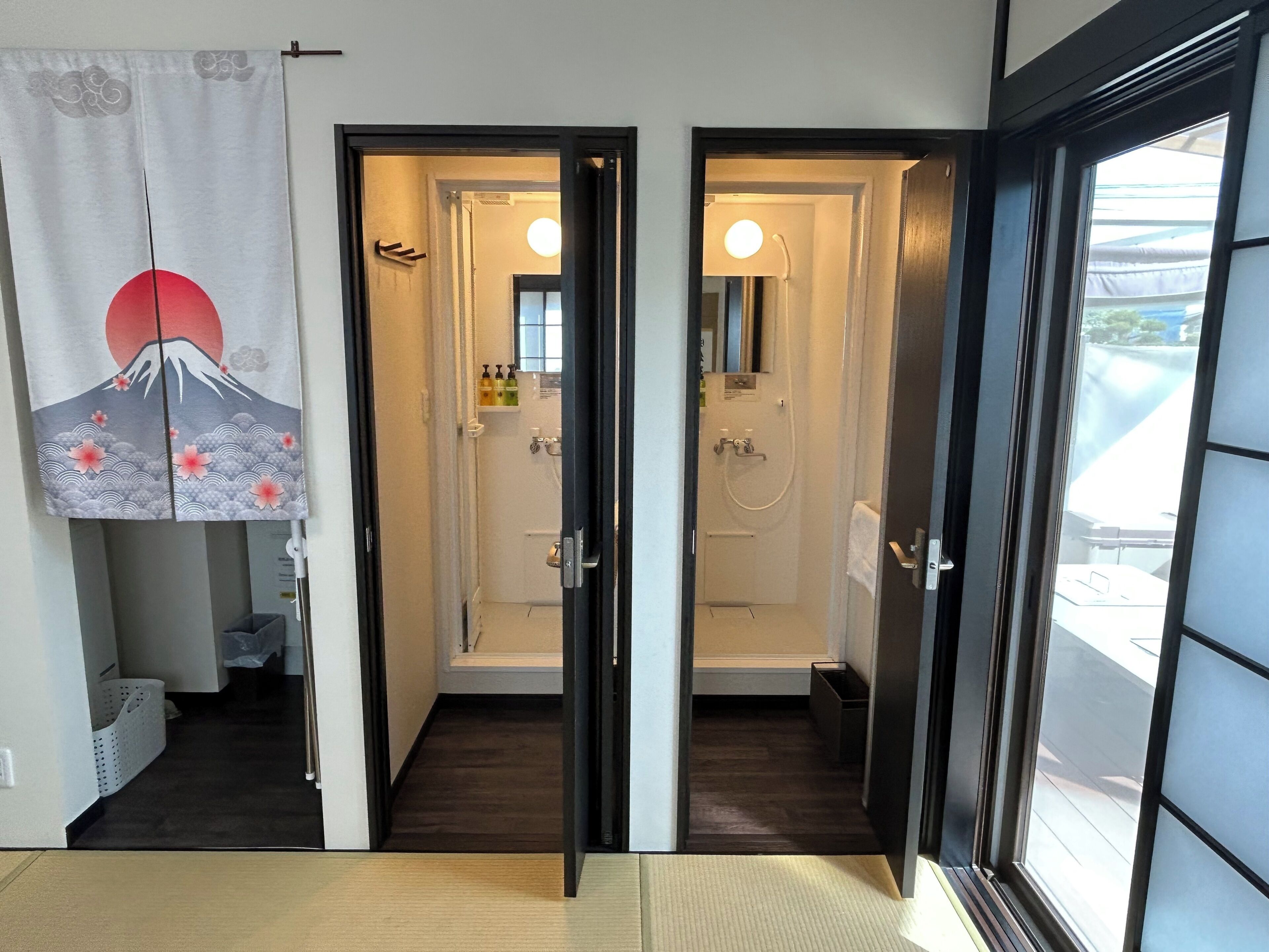 Dusche, kostenlose Toilettenartikel, Haartrockner, Hausschuhe