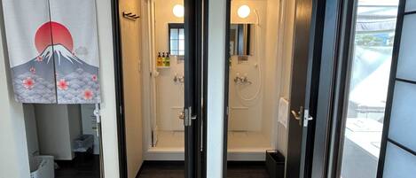 Douche, articles de toilette gratuits, sĂšche-cheveux, chaussons