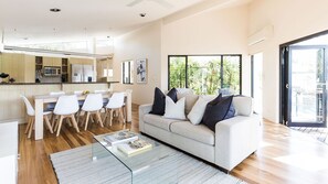 Fernseher, Tischtennisplatte, Bücher