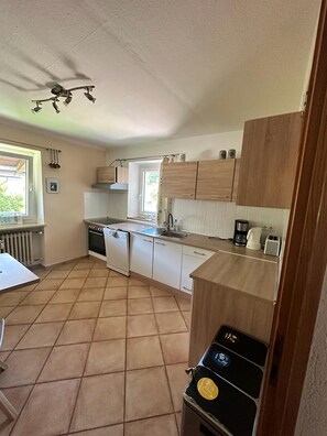 Een koelkast, een magnetron, een oven, een kookplaat