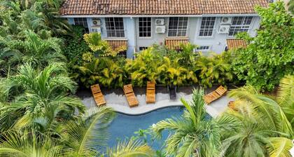 Lovely in the Heart of Town steps from everything