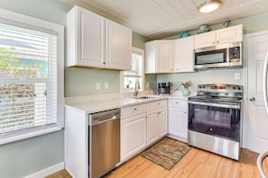 Réfrigérateur, micro-ondes, plaque de cuisson, lave-vaisselle