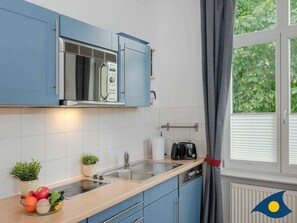 Mikrowelle, Geschirrspüler, Wasserkocher mit Kaffee-/Teezubehör