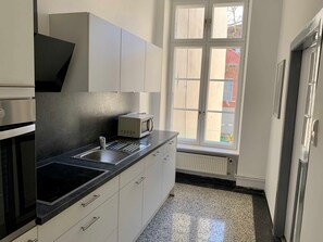 Fridge, microwave, oven, dishwasher - Royal Residence Lübeck (Lübeck)