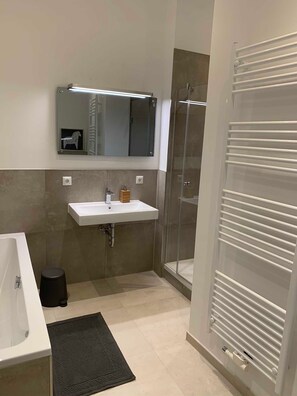 Shower, hair dryer, towels - Royal Residence Lübeck (Lübeck)