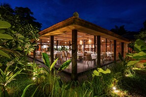 Breakfast, lunch and dinner served