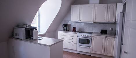 Kjøleskap, mikrobølgeovn, ovn og oppvaskmaskin