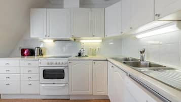 Jääkaappi, mikroaaltouuni, uuni, astianpesukone