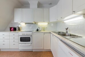 Kühlschrank, Mikrowelle, Ofen, Geschirrspüler