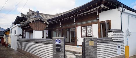 숙박 시설 입구