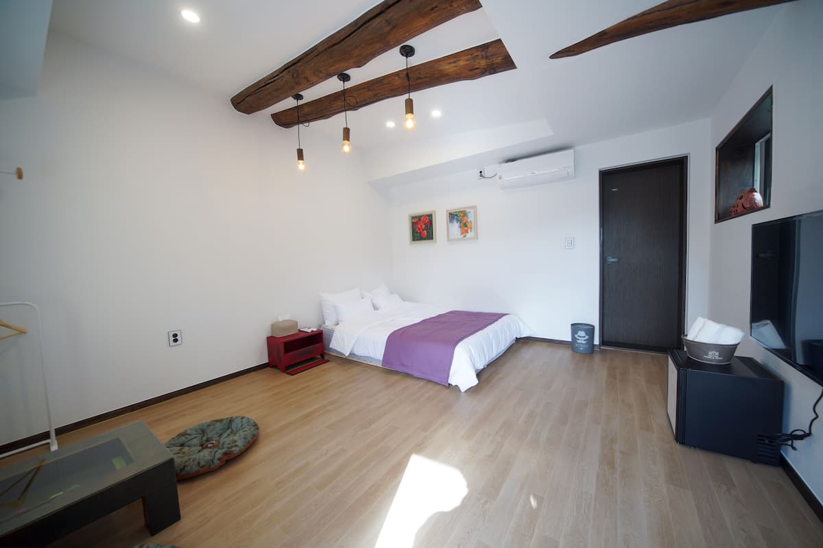 103 | Down comforters, memory foam beds, free WiFi, bed sheets