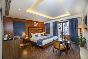 Executive-huone | Minibaari, tallelokero huoneessa, työpöytä