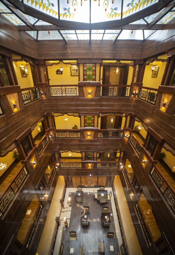 Lobby sitting area - Hotel Downtown (Srinagar)