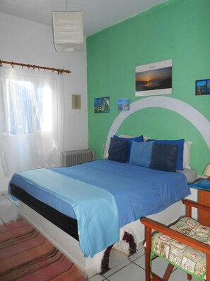 1 chambre, fer et planche à repasser, accès Internet, draps fournis