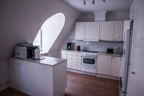 Jääkaappi, mikroaaltouuni, uuni, astianpesukone