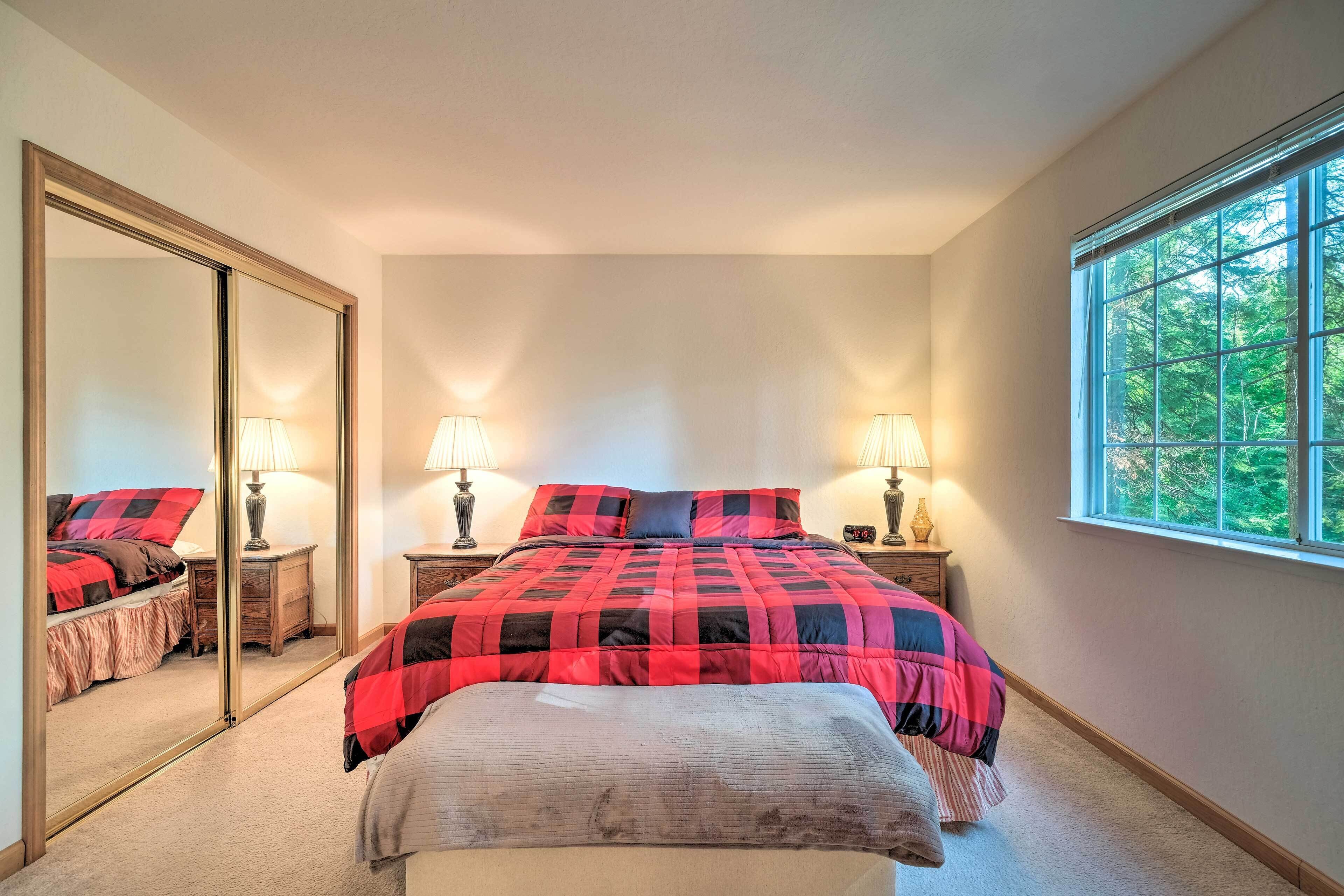 Serene Woodland Cabin: 4 Mi to Big Tree State Park