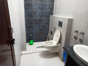 Basic Double Room | Bathroom - Hotel Al Haram (New Delhi)