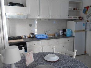 Een koelkast, een oven, een kookplaat, een koffiezetapparaat/waterkoker